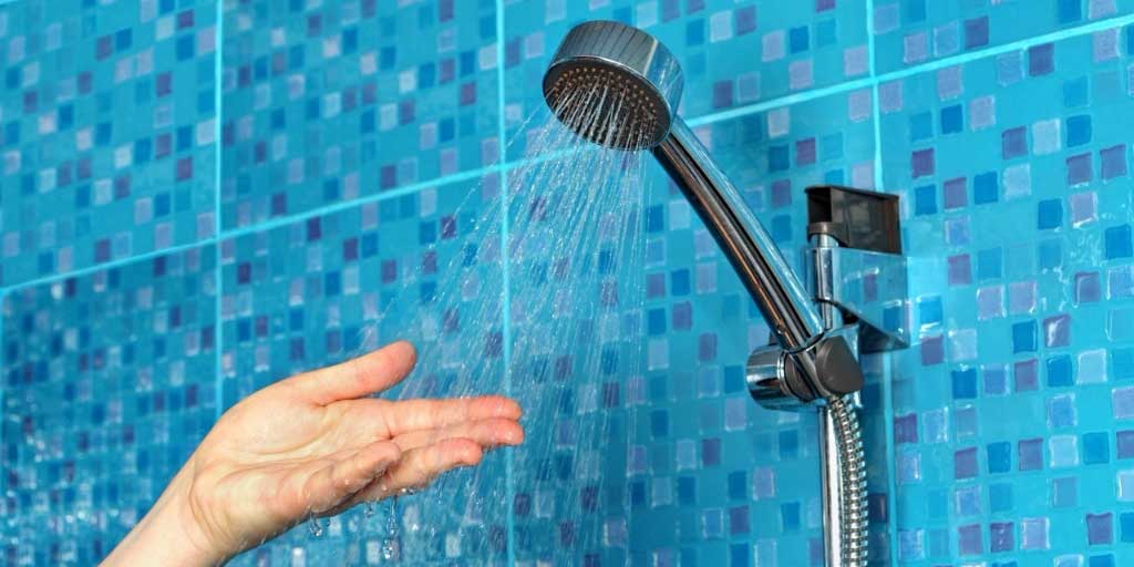 beneficios de ducharse con agua caliente de noche